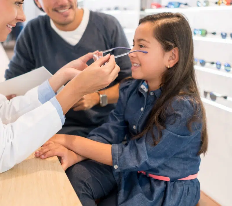 Luxury eyes | enfant-lunettes-opticien-Bruxelles-ajustement-enfant