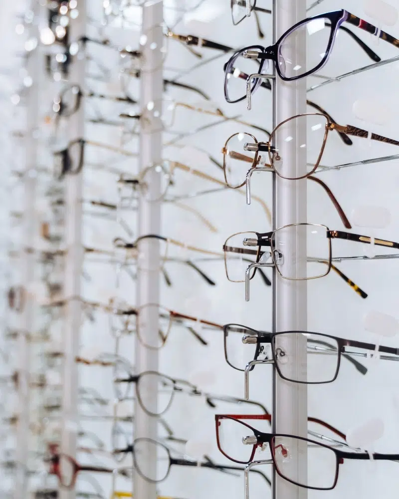 Luxury eyes | enfant-lunettes-opticien-Bruxelles-ajustement